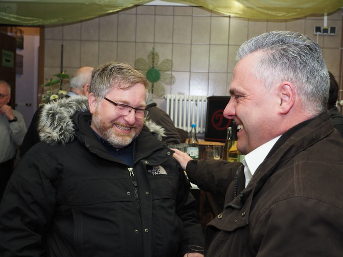 Jörg Rupp (UWG) gratuliert Norman zur erfolgreichen Wahl