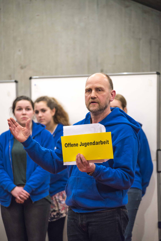 Diakon Markus Klonk erläuterte als Leiter des Jugendhauses compass die offene Jugendarbeit in der Stadt Marburg