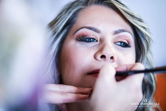trucco e acconciatura sposa, applicazione rossetto sposa Roma e Provincia