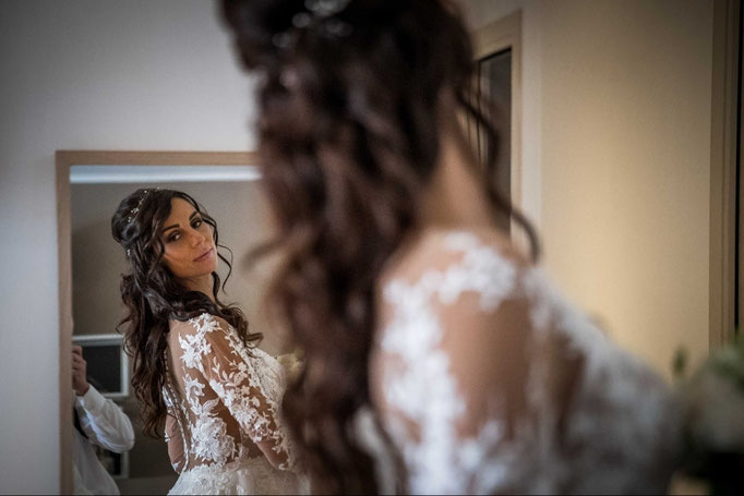 sposa allo specchio con look realizzato da Katya Gagliardi, make up artist Roma 