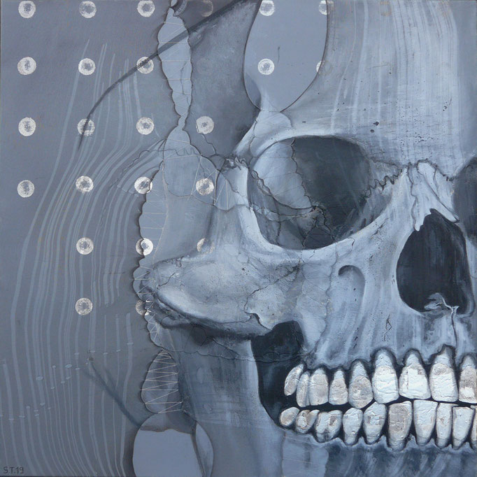 Settimia Taroux, Vanité (Argent), 2019, peinture acrylique, collant, fil et feuille d'argent sur toile, 80 x 80 x 4 cm