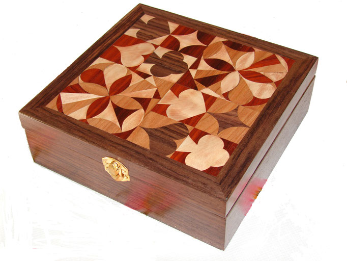 Boite de jeux  - marqueterie