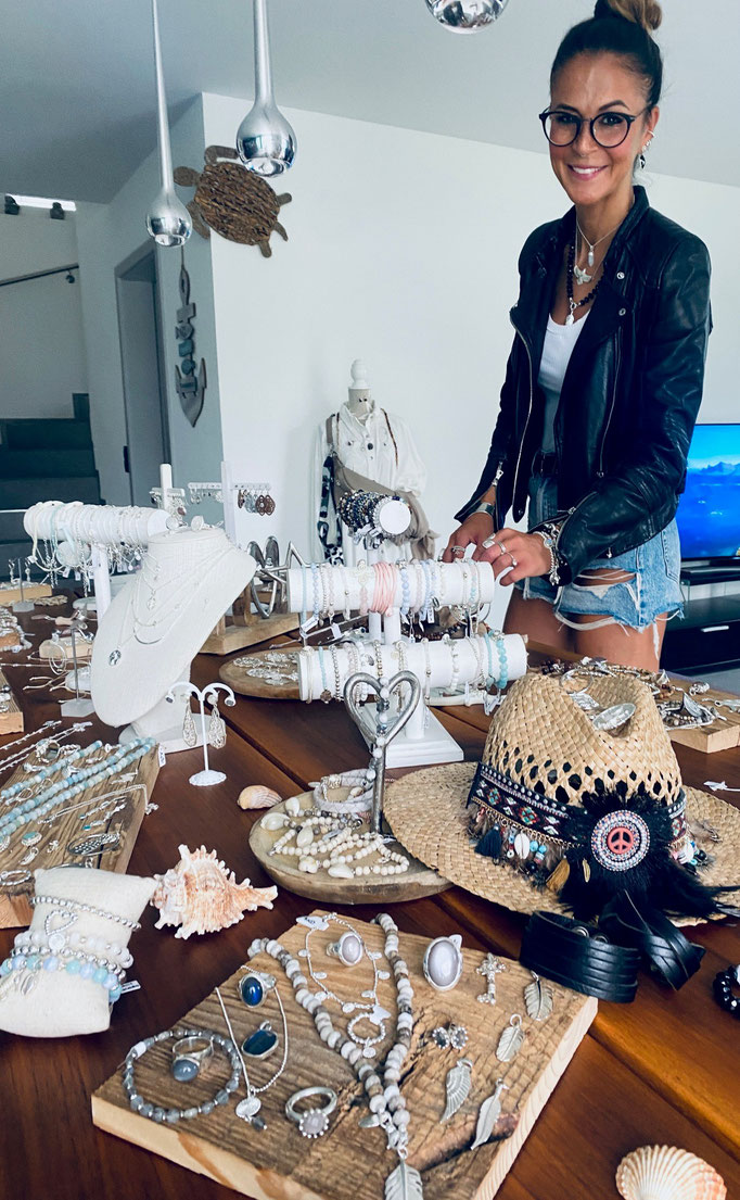 Schmuckparty Tisch mit Silberschmuck