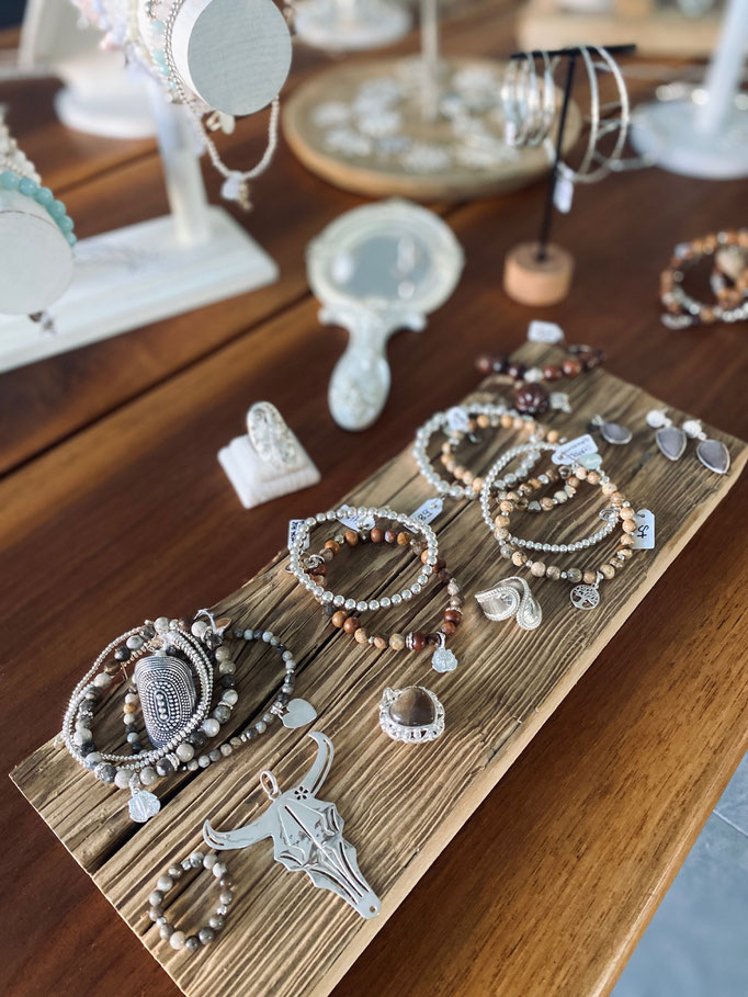 Armbänder aus Silber und Stein