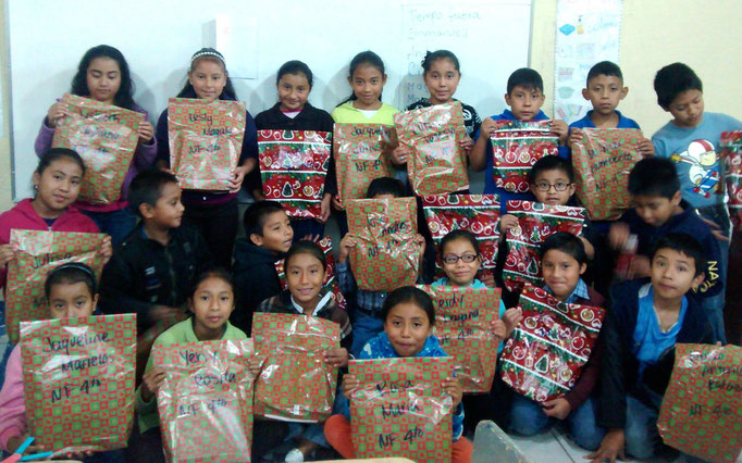 Weihnachtsfeier der Grundschule Nuestro Futuro in Guatemala 2015 (© Ninos de Guatemala)