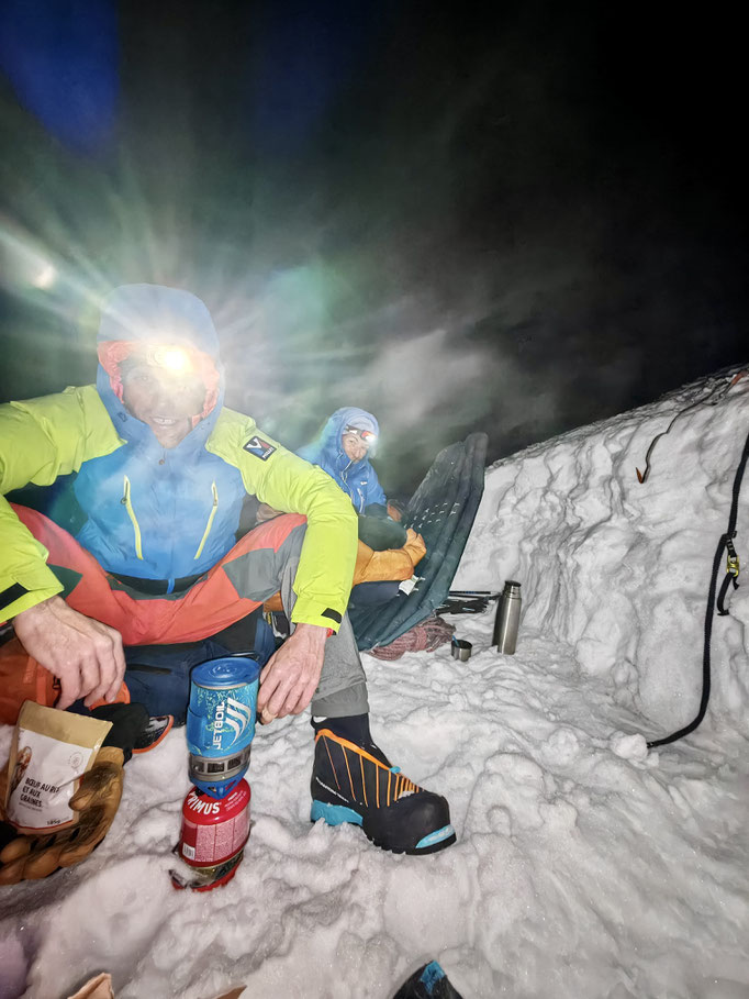 Bivouac au sommet de la Walker - Face nord des Grandes Jorasses - Couloir des Japonais