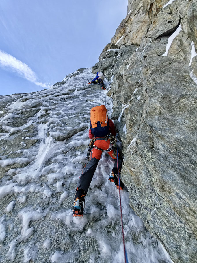 Longueurs crux des Japonais - Face nord des Grandes Jorasses