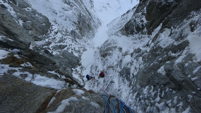 Les copains dans le premier crux - Face nord des Grandes Jorasses - Couloir des Japonais