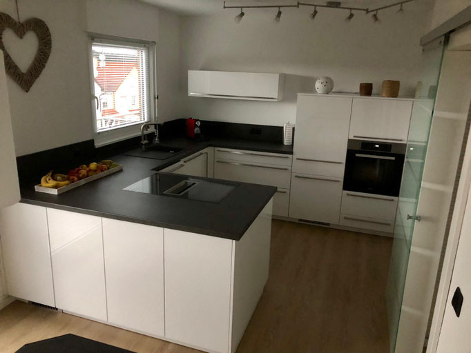 Hochglanz-Weiß Küche mit Highboard Schränken 
