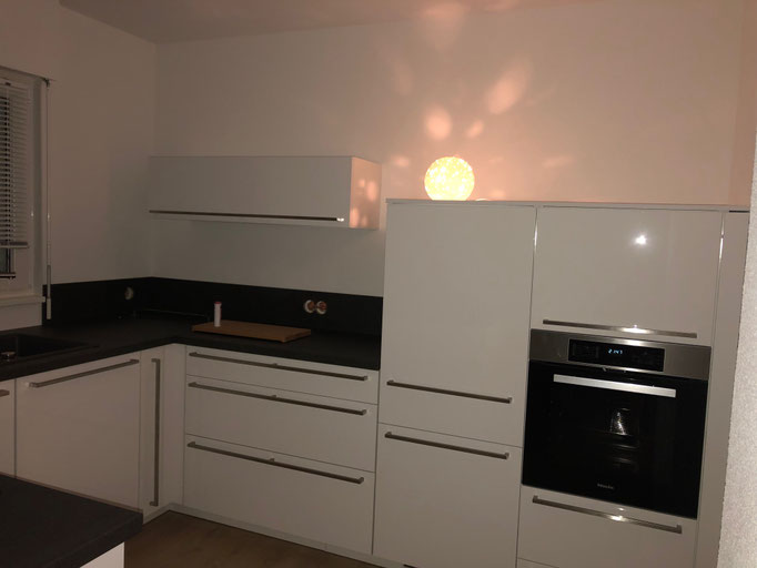 HochglanzWeiß Küche mit Highboard Schränken 