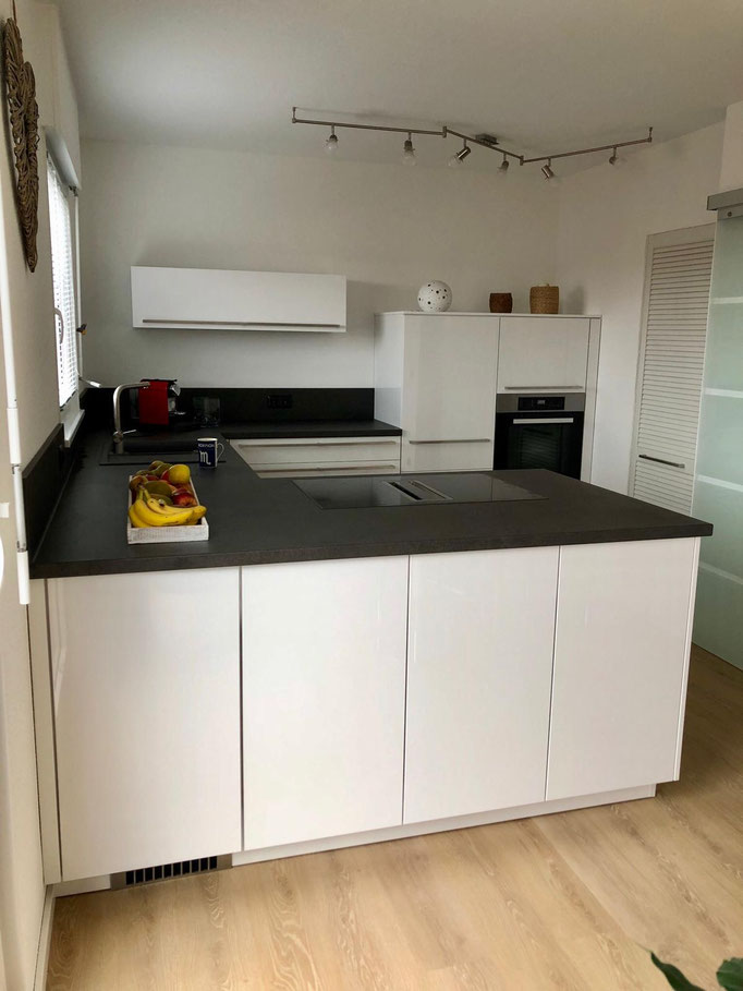 Hochglanz-Weiß Küche mit Highboard Schränken 