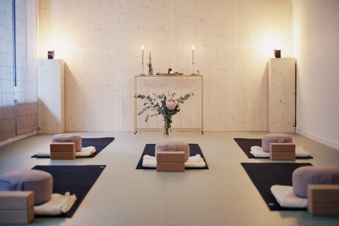 Yogaraum mit Platz für bis zu zwölf Matten
