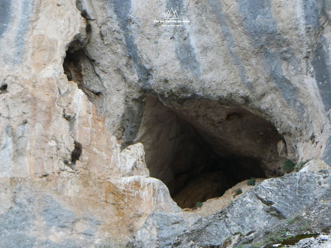 Cueva en los cortados de la Moha