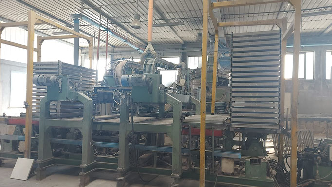 Impianto Longinotti K 905 - Pressa con scarico materiale fresco e carico materiale da levigare