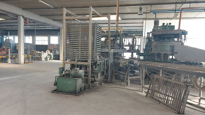 Impianto Longinotti K 905 - Pressa con particolare carico materiale da levigare