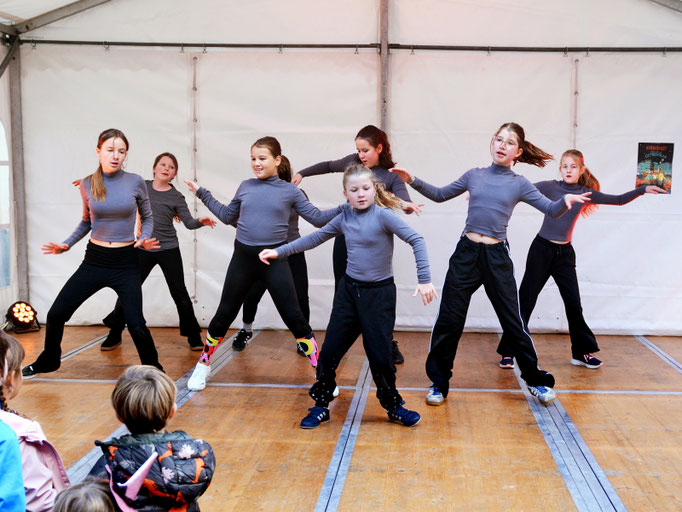 32 Tanzgruppe MOVE