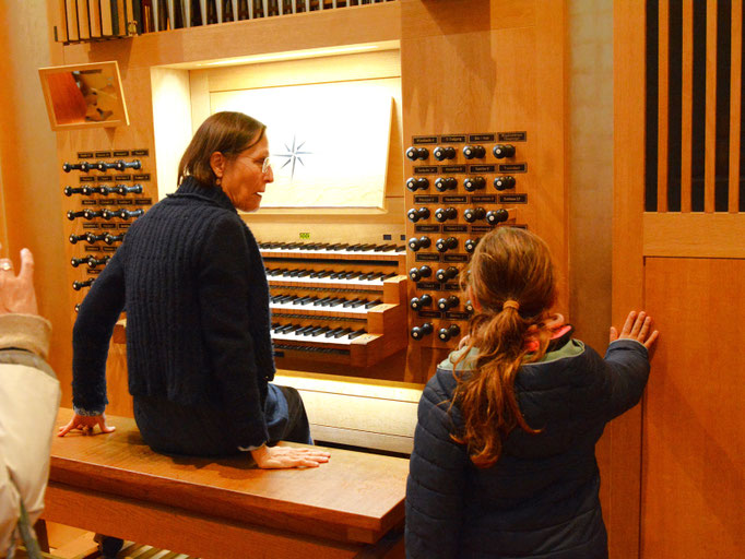 42 Les enfants découvrent la reine des instruments 