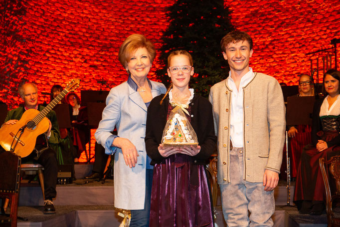 DONAUKURIER Preisträgerin Emma Backhaus mit Schirmherrin Carolin Reiber und Pate Markus Ücker 