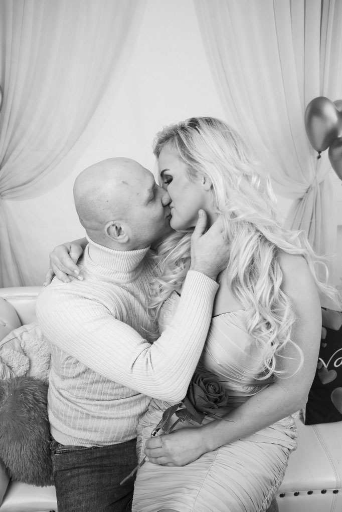 Zwart-wit foto van koppel die zoent tijdens loveshoot