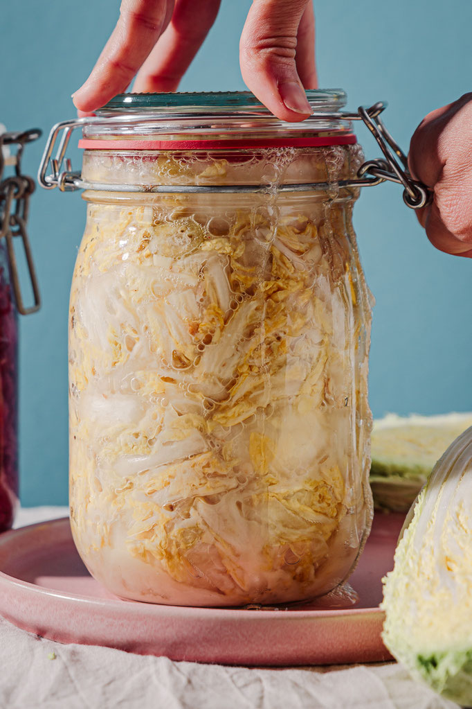 Sprudelndes Sauerkraut aus dem Weckglas. Shooting für ein Buch über Fermentation mit Edible Alchemy, verlegt von Penguin Random House.