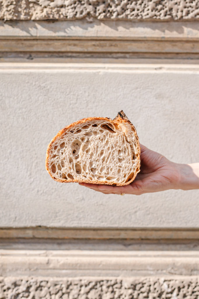 Frisches Sauerteigbrot. Unternehmensfotografie & Styling für Slow Food Aperitivobar Ombra
