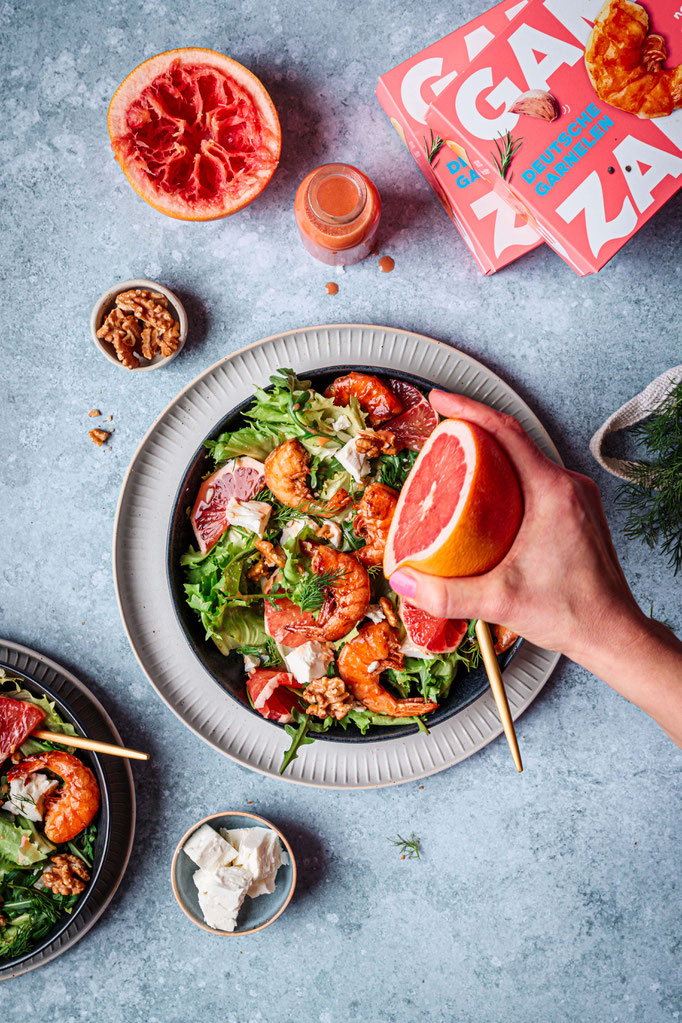 Garnelen auf Feta-Grapefruit-Salat. Produktfotografie, Styling & Rezeptentwicklung für Garnelenfarm Gamba Zamba.