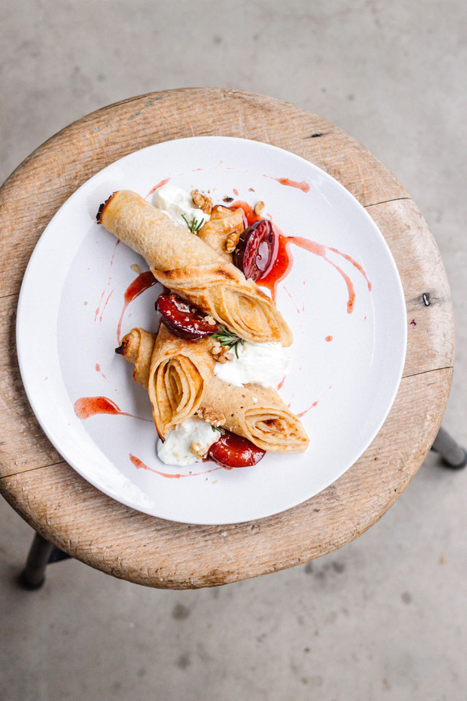 Vegane Crépes mit glasierten Pflaumen und Nussmus. Rezeptentwicklung, Styling & Fotografie für Hafven Innovation Community "Cafve Herbstkarte 2021"