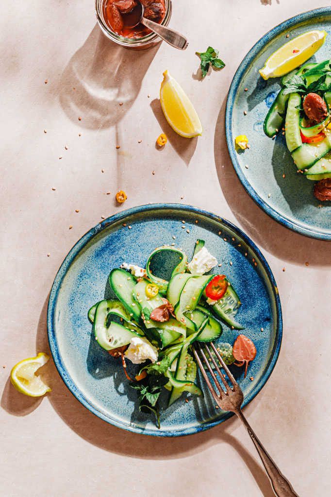 Leichtes Sommergericht mit Gurke, fermentierten Erdbeeren und Zitrone auf handgefertigtem Keramikteller – ästhetische Foodfotografie mit mediterranem Flair. Kooperation mit Zero Waste Food Company Roots Radicals aus Berlin. Styling, Fotogrfie & Rezept.