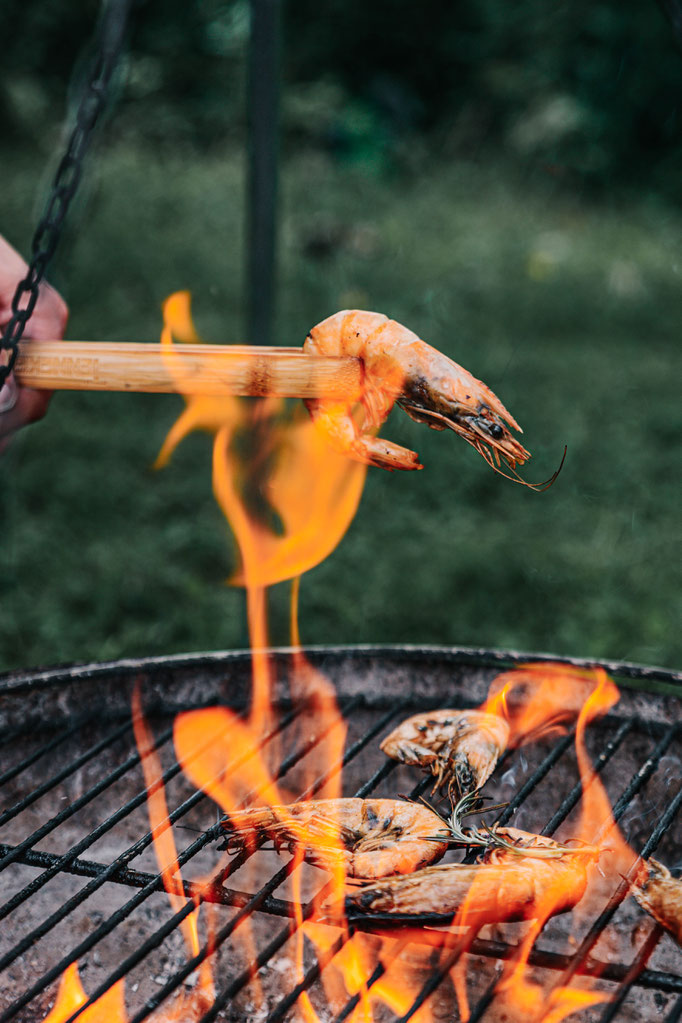Garnele wird über offener Flamme gegrillt. BBQ mit Fokus auf nachhaltiges Seafood aus Niedersachsen. Kunde: Garnelenfarm Gamba Zamba.