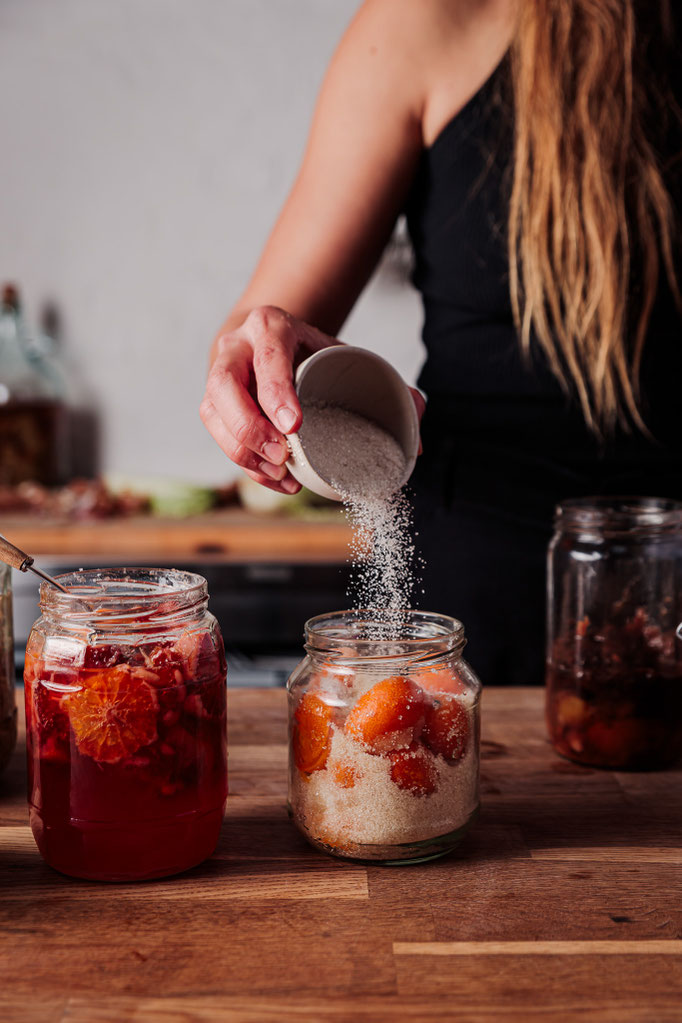 Alexis Goertz von Edible Alchemy beim Einfüllen von Zutaten in Einmachgläser – dokumentarische Food-Fotografie für ein Penguin Random House Kochbuch über kreative Fermentationsmethoden.