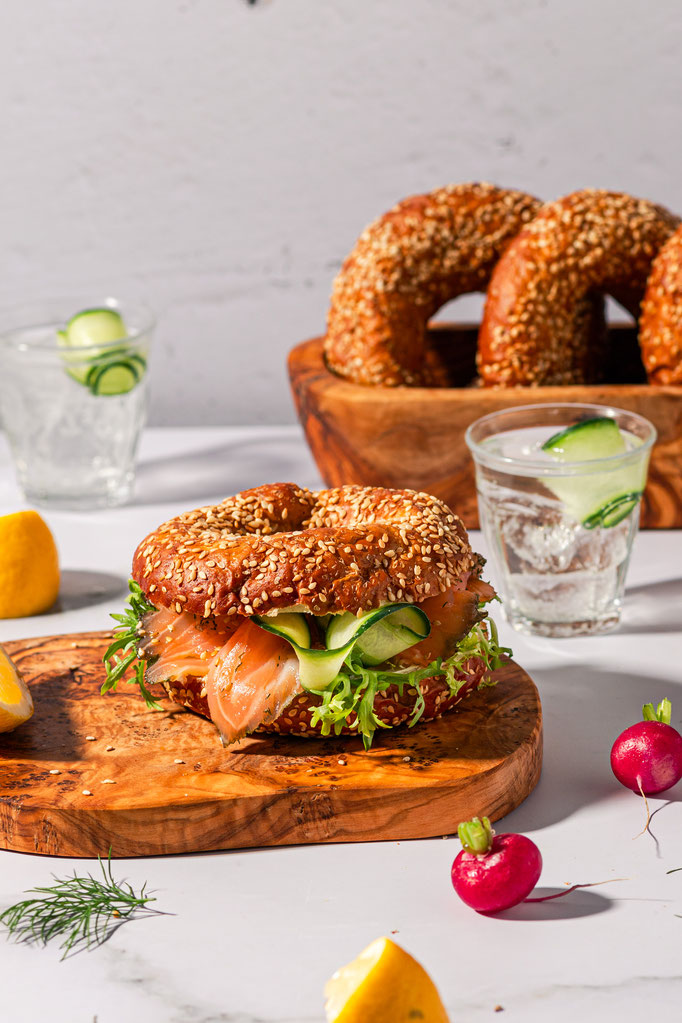 Lachs-Bagles. Produktfotografie für Holta - Nachhaltig produzierte Bretter aus Olivenholz.