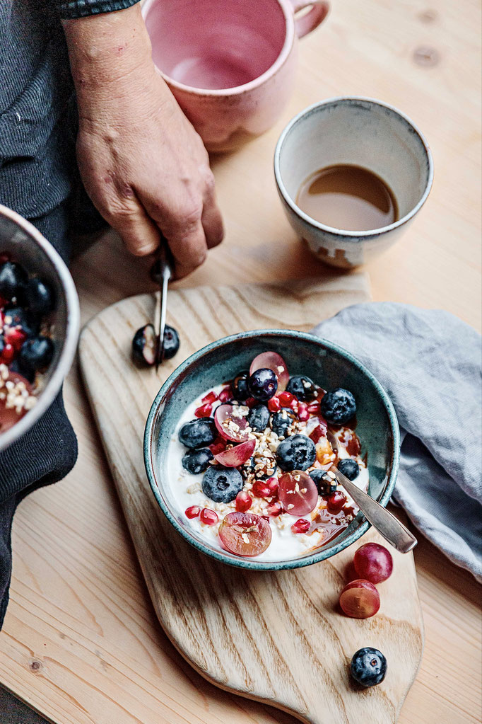 Granola mit Joghurt und Beeren im Keramikstudio Rendzina in Hannover. 