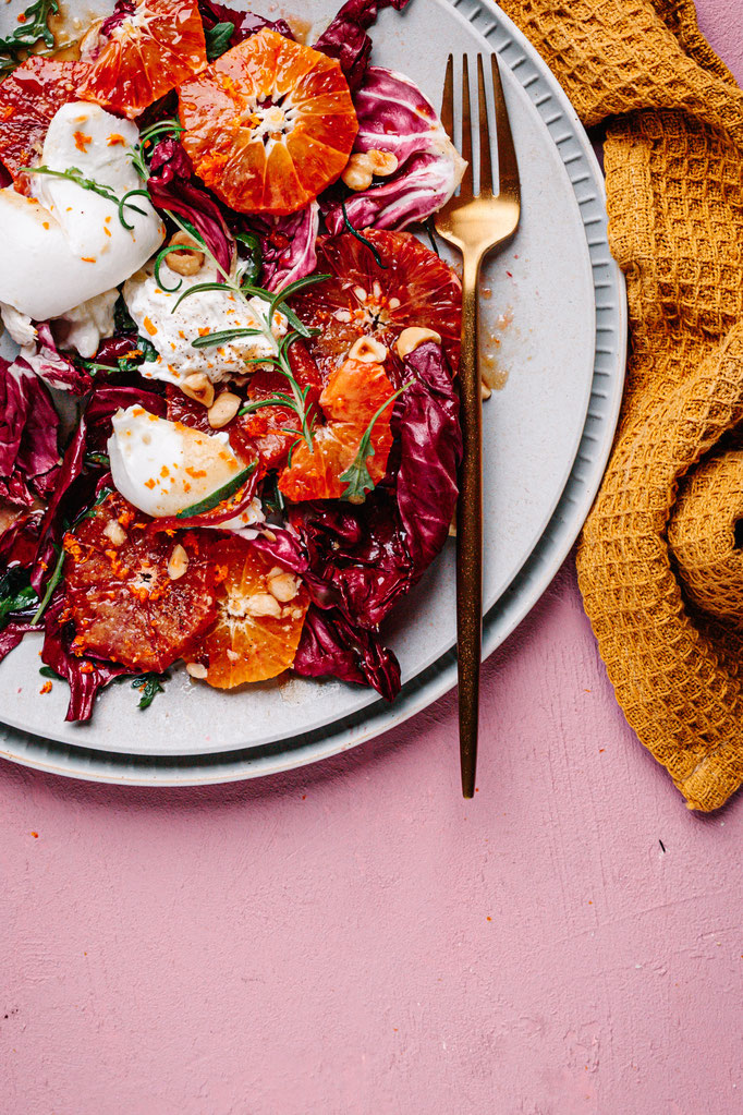 Radicchio-Salat mit Blutorange und gerösteten Haselnüssen. Freie Arbeit Microplane Styling, Rezeptentwicklung, Fotografie