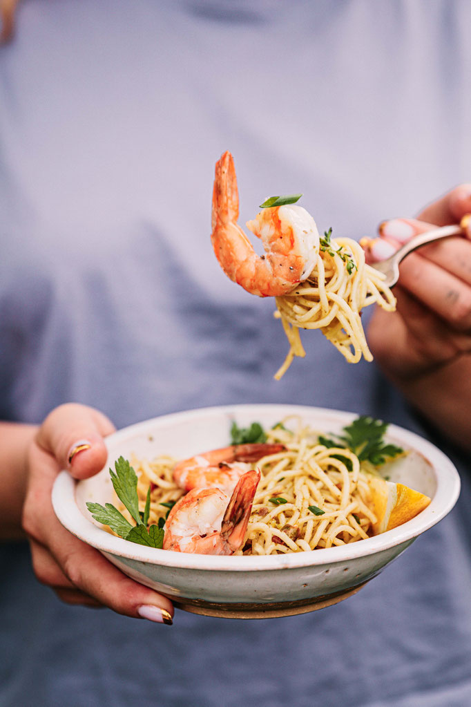 Bowl mit Pasta und Garnelen in der Hand. Sommerlich leichtes Gericht mit nachhaltig gezüchteten Shrimps aus Hannover, fotografiert für Gamba Zamba.