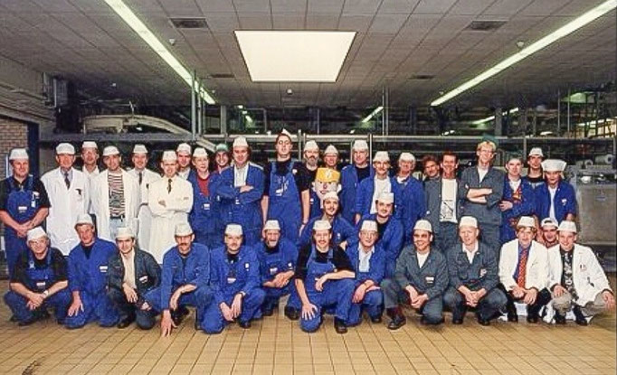Groep productiemedewerkers van de Calvé fabriek aan de Wateringseweg, circa 1985