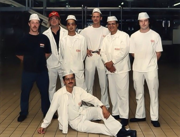 Groep productiemedewerkers van de Calvé fabriek aan de Wateringseweg, circa 1985