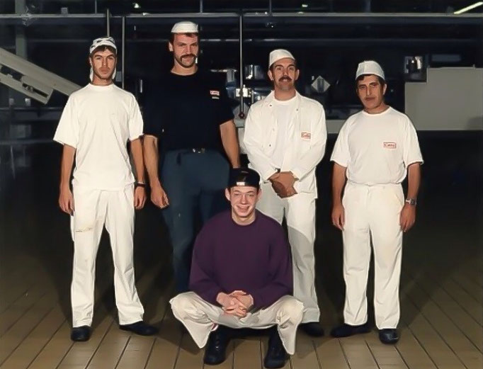Groep productiemedewerkers van de Calvé fabriek aan de Wateringseweg, circa 1985
