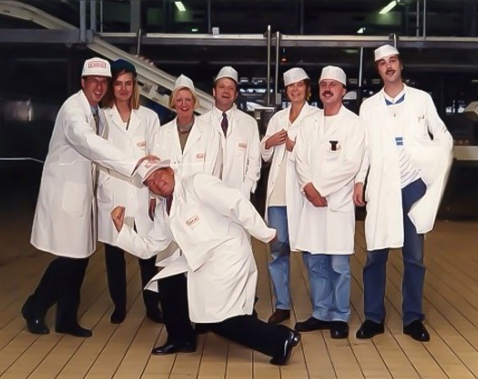 Groep productiemedewerkers van de Calvé fabriek aan de Wateringseweg, circa 1985