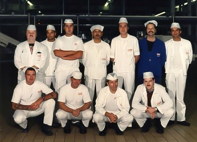 Groep productiemedewerkers van de Calvé fabriek aan de Wateringseweg, circa 1985