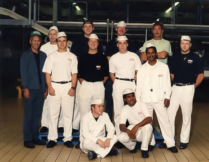 Groep productiemedewerkers van de Calvé fabriek aan de Wateringseweg, circa 1985