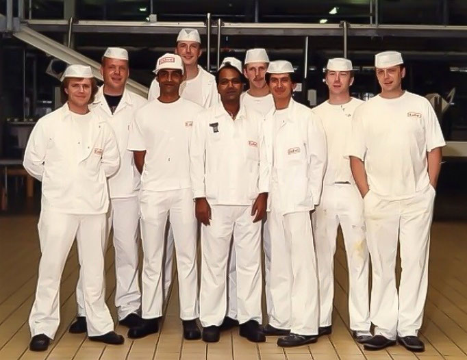 Groep productiemedewerkers van de Calvé fabriek aan de Wateringseweg, circa 1985
