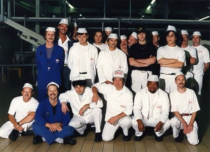 Groep productiemedewerkers van de Calvé fabriek aan de Wateringseweg, circa 1985