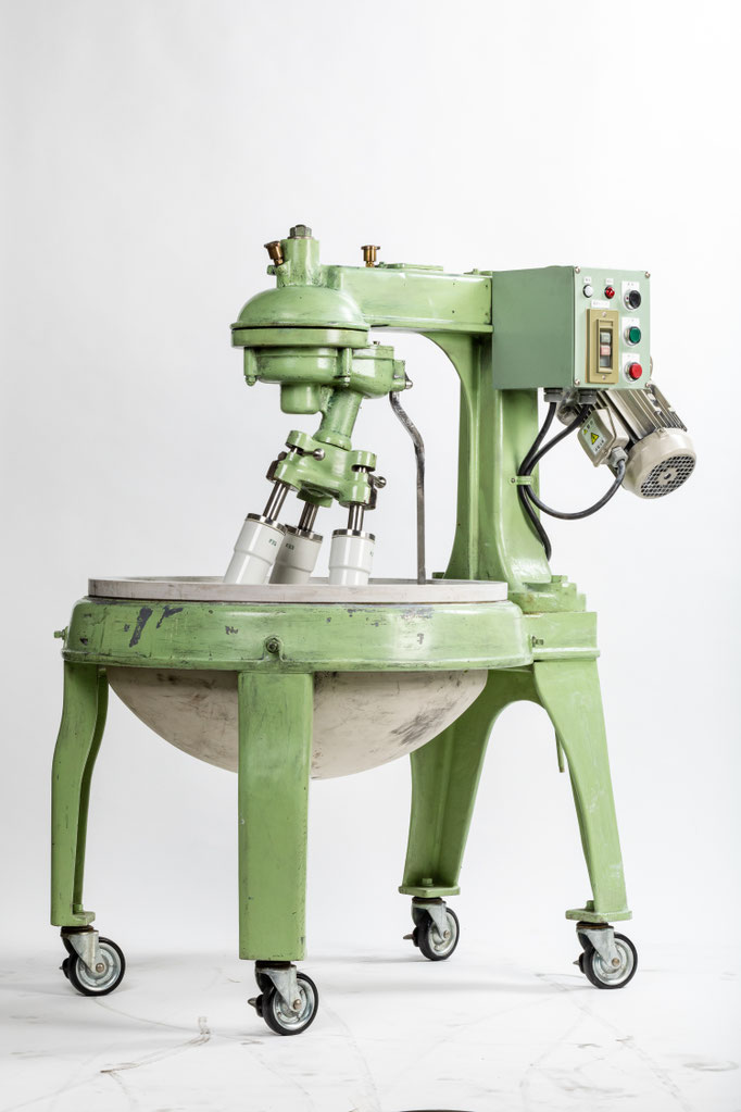 大型の石川式攪拌擂潰機