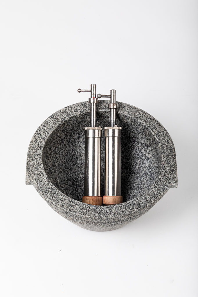 石川式攪拌擂潰機の鉢と杵