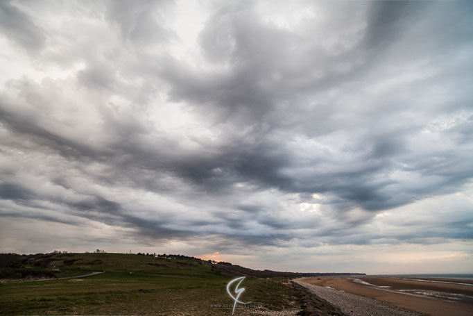 Nuages turbulents, typique d'une ambiance orageuse.