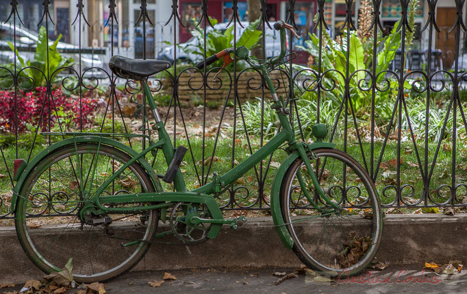 Deux-roues "caméléon", Place Mireille Havet, Paris 11ème arrondissement