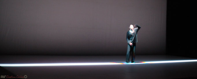 En élargissant le champ de représentation de la danse, Hiroaki Umeda interroge le rôle de la perception visuelle.