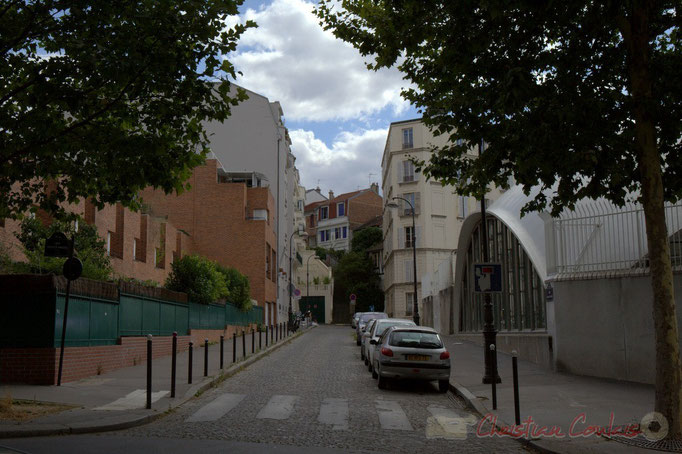 Rue François Pinton, au fond  "Alice et Lapin Blanc", Paris 19ème