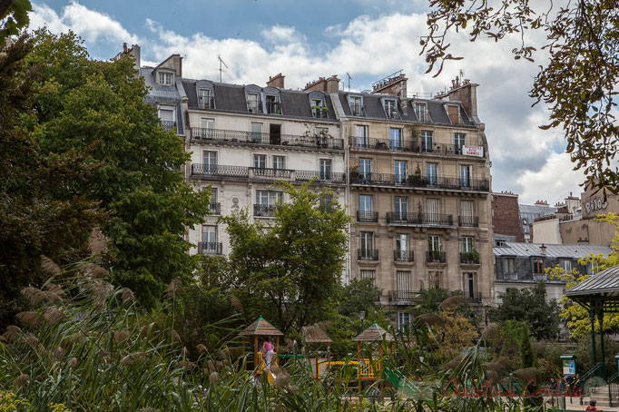 "Respectez notre sommeil". Square du Temple, Paris 3ème arrondissement