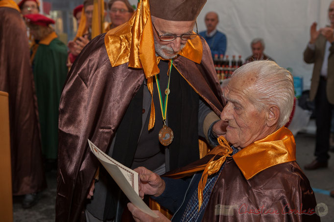 Jean-Marc Rigo remet le diplôme de la Confrérie de la Cagouille Créonnaise à Mario Rigo